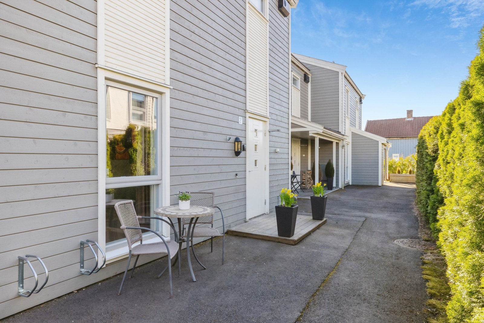 Det er også muligheter for å nyte en kopp med kaffe utenfor hovedinngangen. Galleribilde