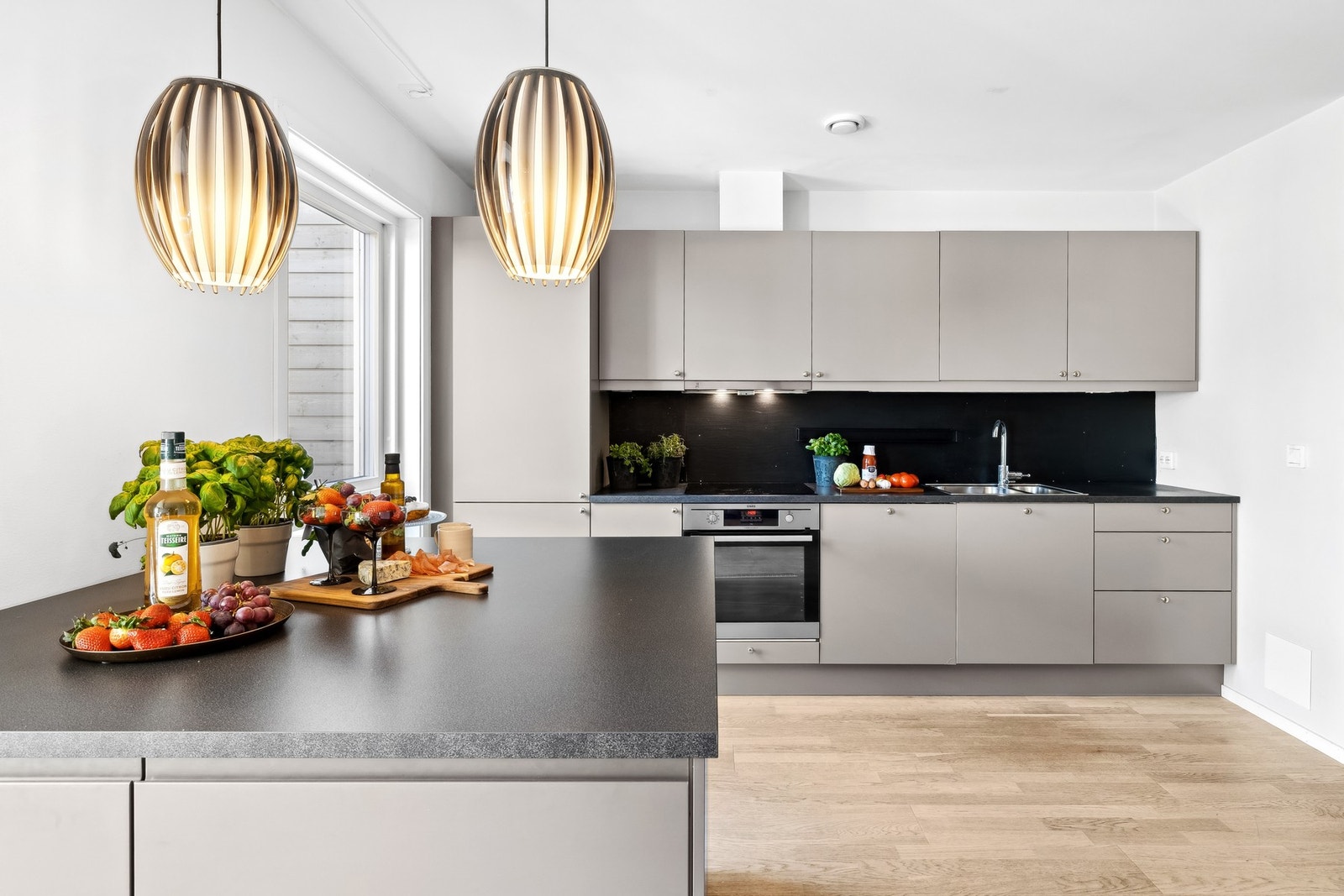 Åpen løsning mot oppholdsrommet gir en sosial atmosfære. Galleribilde