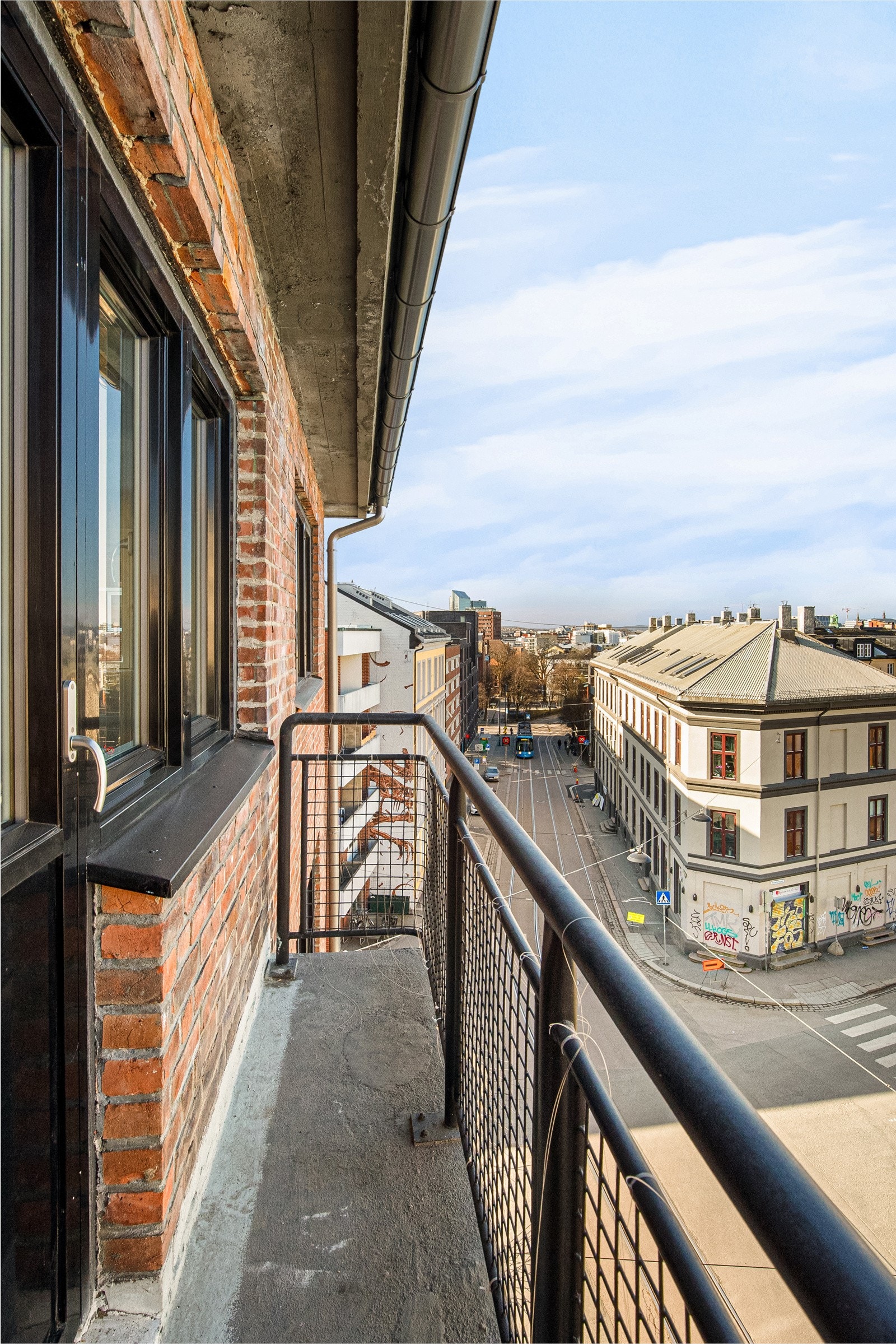 Nyt sol og utsikt fra luftebalkongen på sommeren. Galleribilde