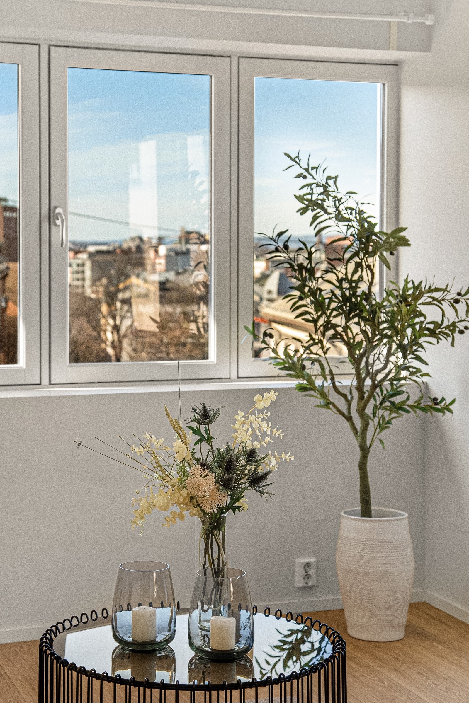 Sett deg godt til rette i sofakroken og sku utover folkelivet i gatene utenfor. Galleribilde