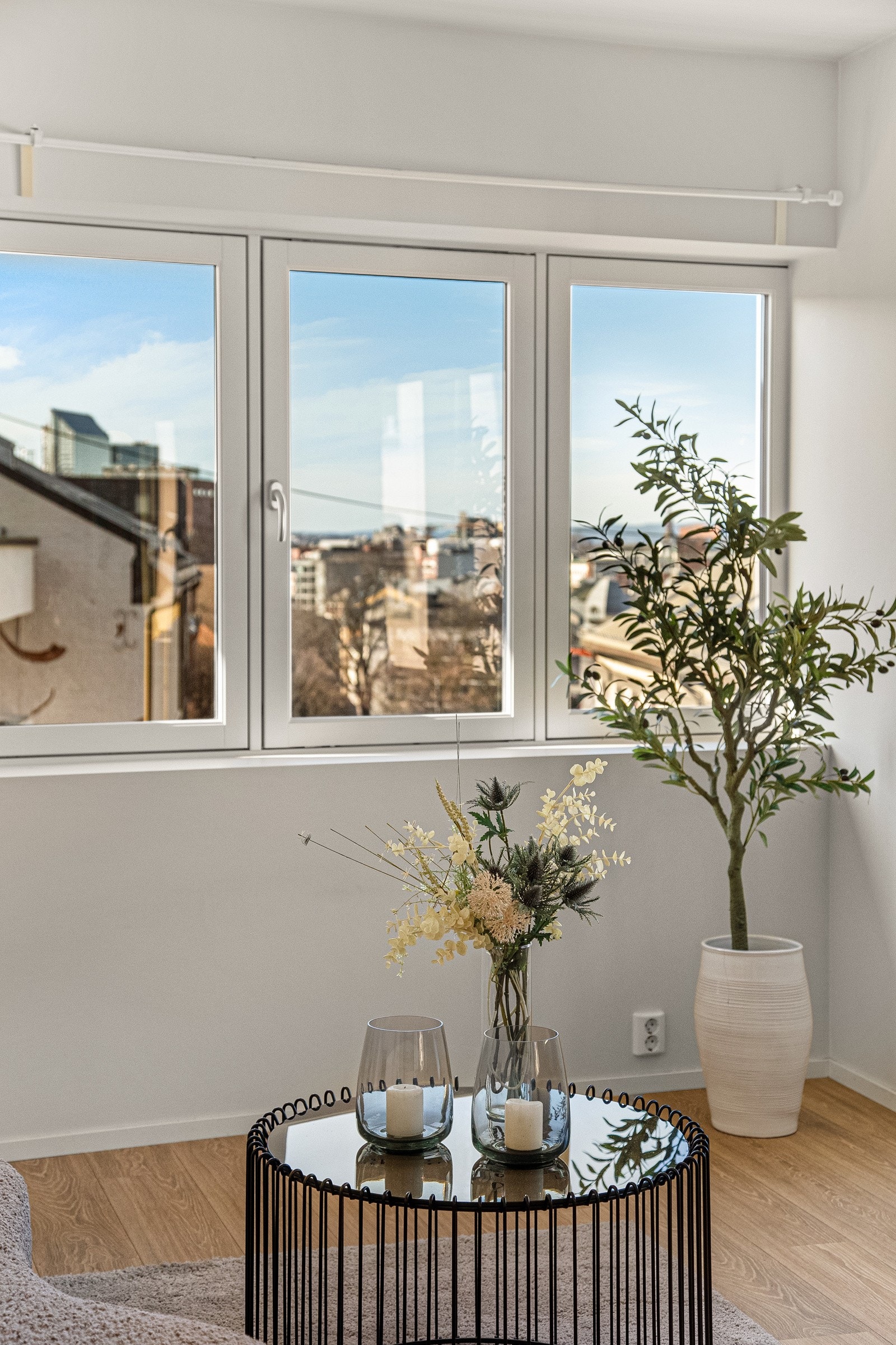 Et fint 1-stavs laminatgulv bidrar til en flytende overgang mellom rommene. Galleribilde