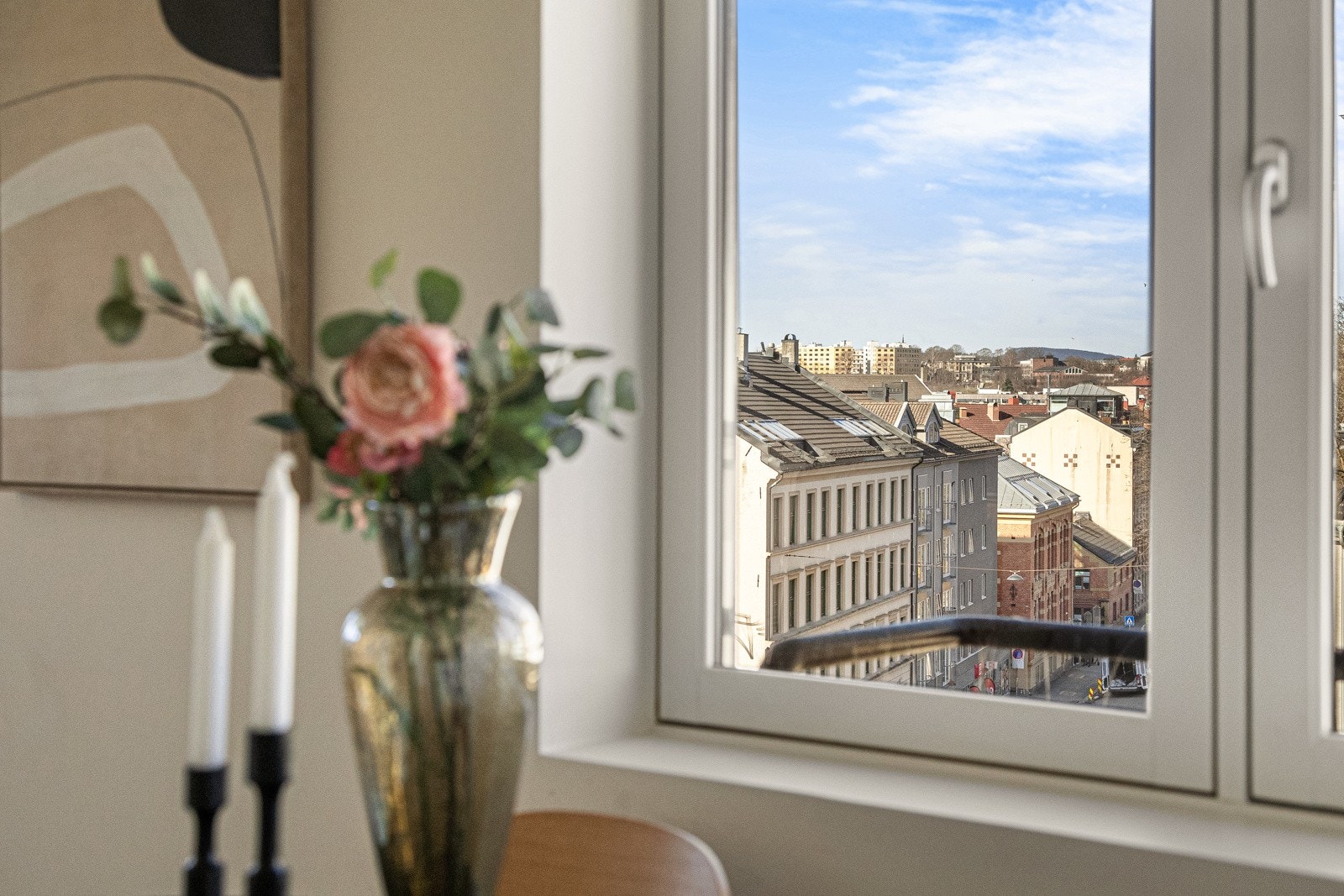 Sammen med kjøkkenet danner stuen et åpent allrom, som innbyr til hygge fra tidlig morgen til sent på kvelden Galleribilde