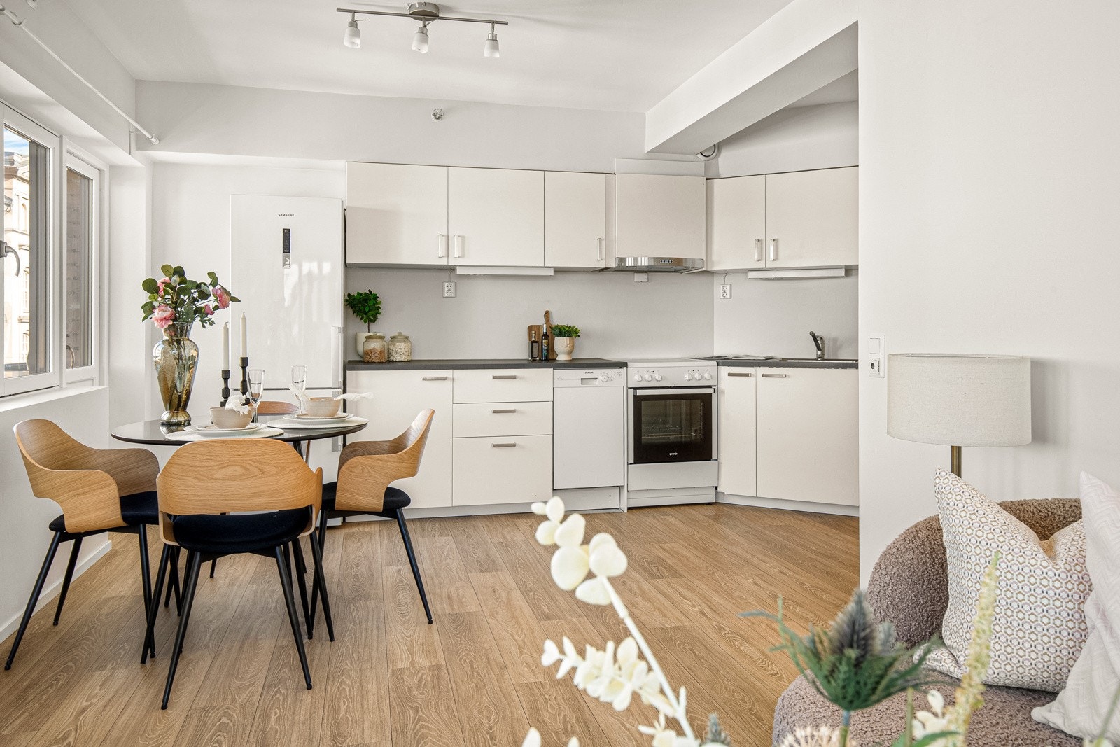 Stuen er naturlig inndelt i ulike brukssoner, og det passer utmerket å innrede med spisebord ved kjøkkeninnredningen. Galleribilde