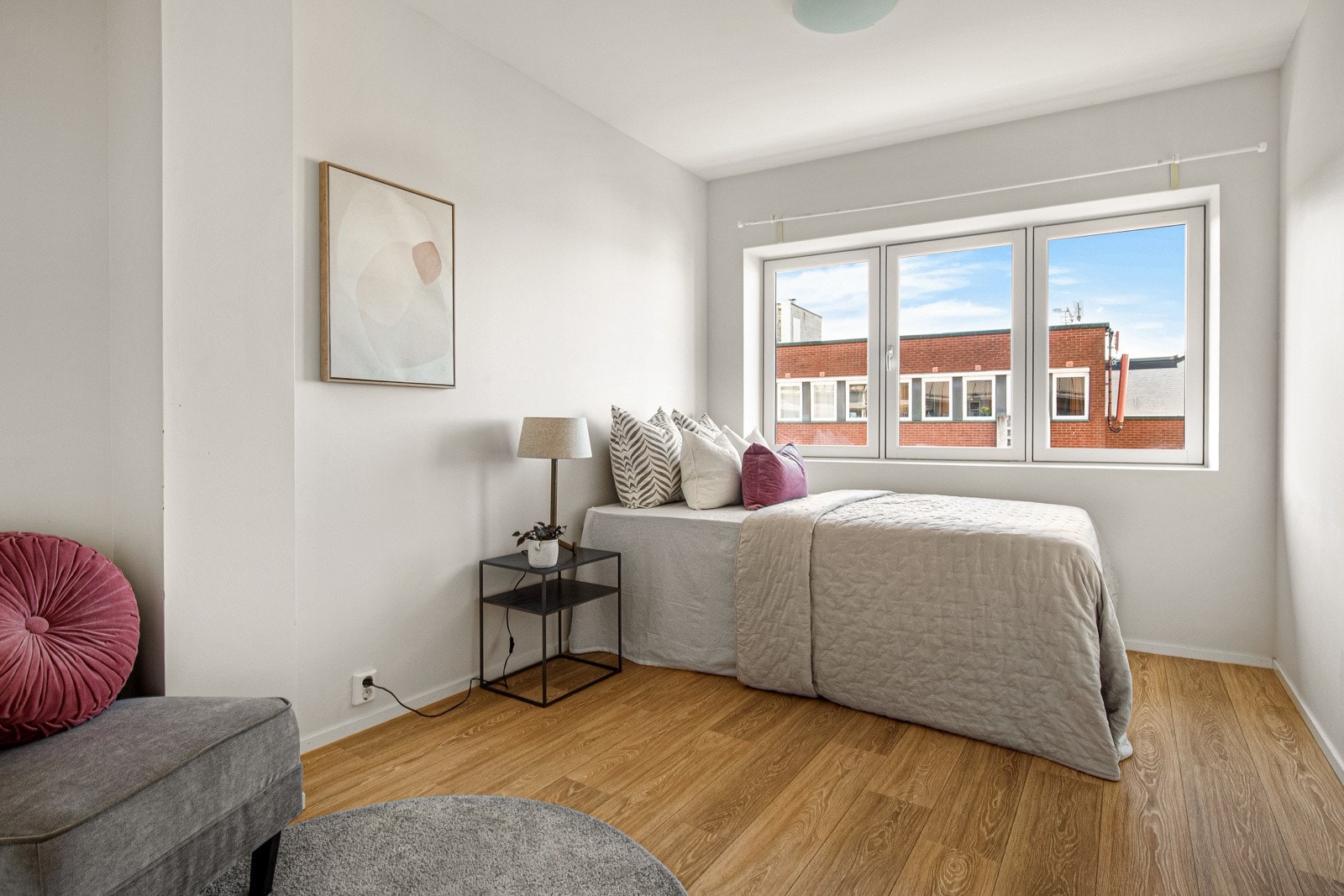 Soverommet er romslig og smakfullt innredet, med plass til både dobbeltseng og annet møblement. Galleribilde