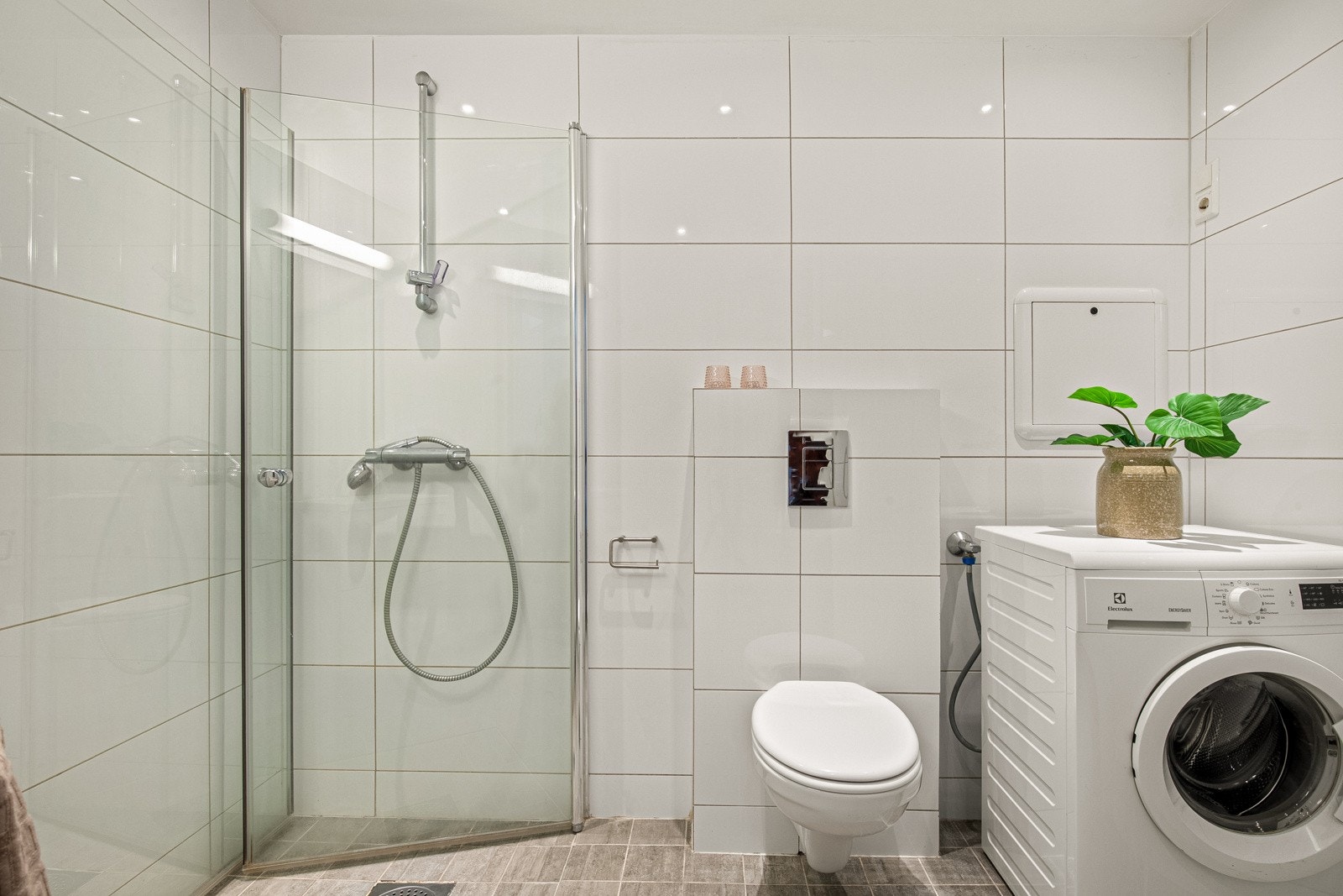 Det er varmekabler i gulvet og god plass til vaskemaskin på badet. Galleribilde