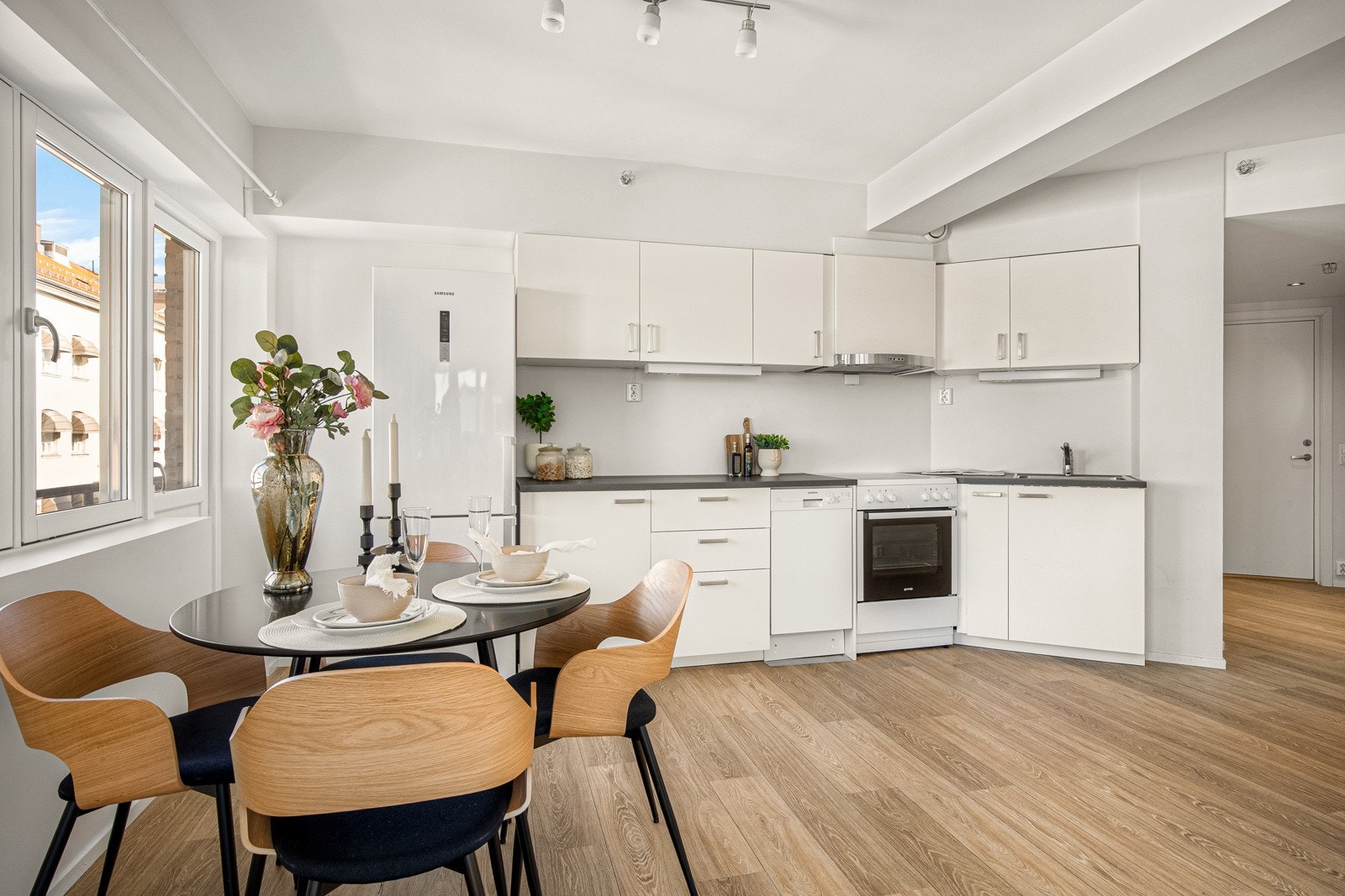 Kjøkkenet er godt tilpasset vinklene i leiligheten. Galleribilde