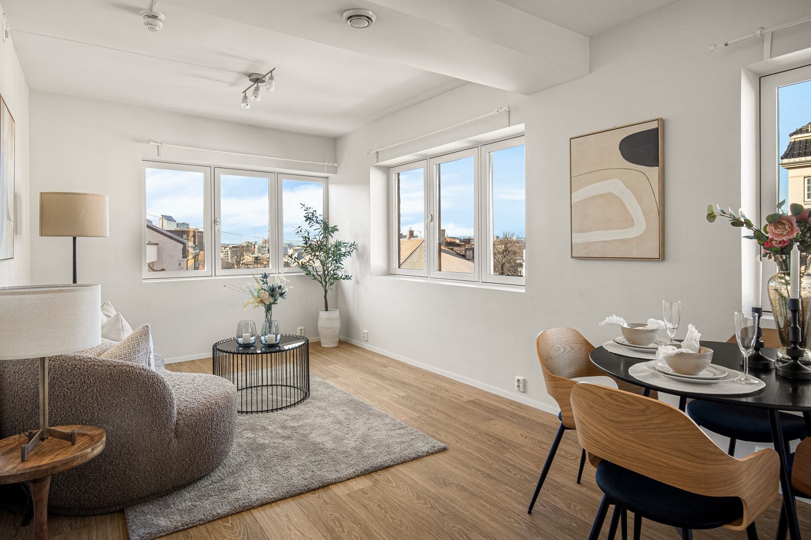 Leiligheten er holdt i en dus fargepalett, stilrent og gjennomført. Galleribilde