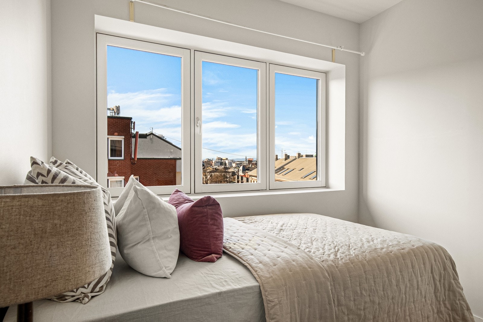 Et stort vindu sørger for godt med lys på soverommet. Galleribilde