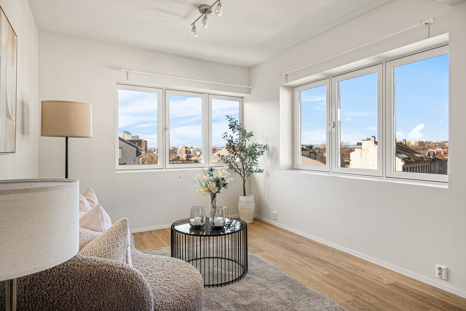 Store vinduer i to himmelretninger gir flotte lysforhold i stuen. Galleribilde