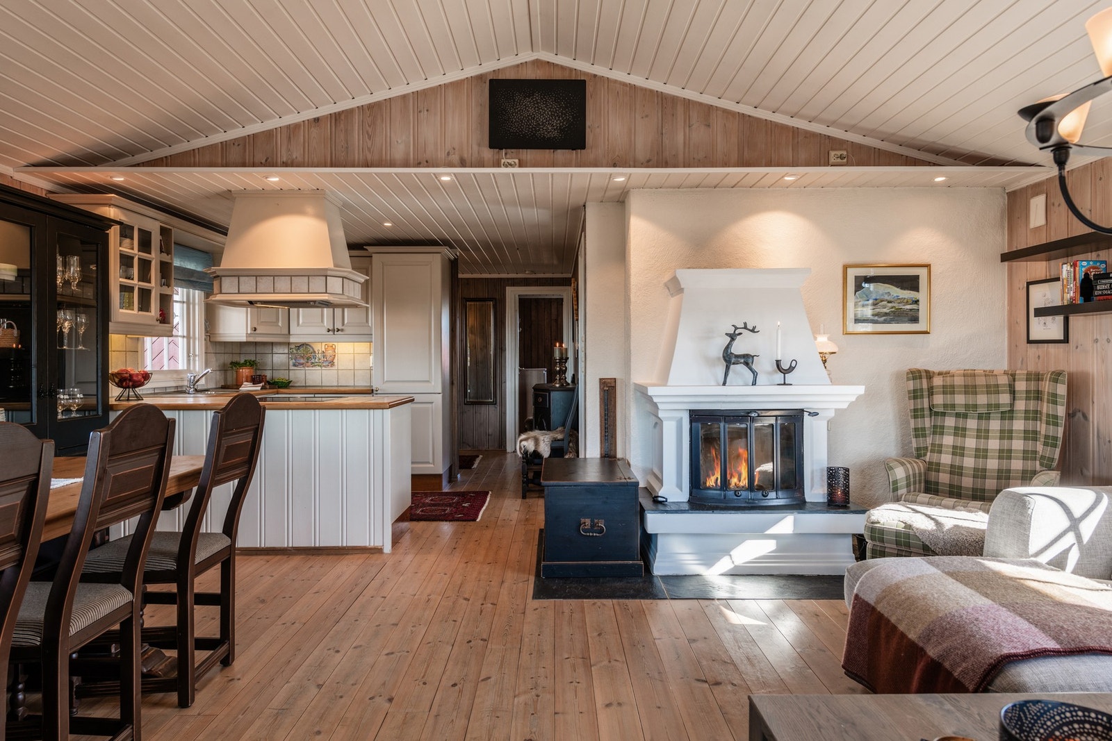 Stuen har en flott peis som varmer godt på kalde vinterdager. Galleribilde