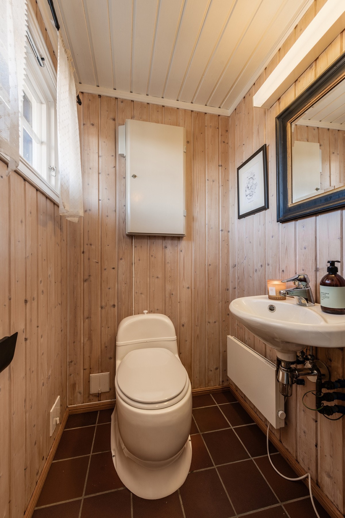 Toalettrom med varmekabler. Galleribilde