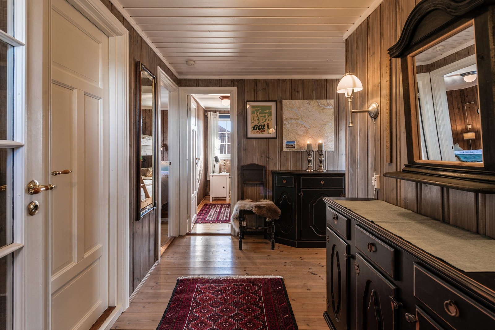 Videre inn fra entreen kommer man inn i gangen. Galleribilde