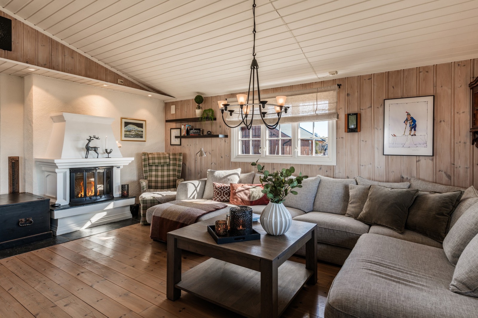 Det er god plass til en stor sofa der man kan slappe av foran peisen. Galleribilde