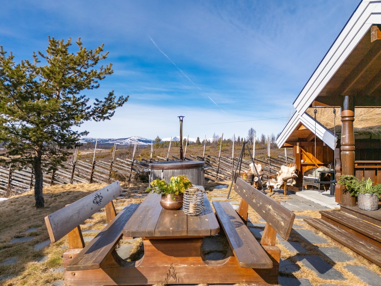 Hytten har et fantastisk uteområde hvor man kan nyte solrike dager. Galleribilde