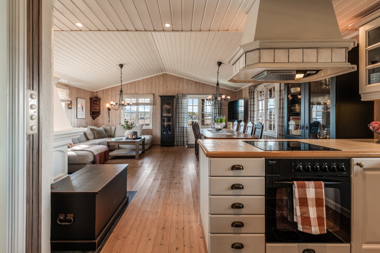 Sosial og åpen løsning mellom kjøkken og stue. Galleribilde