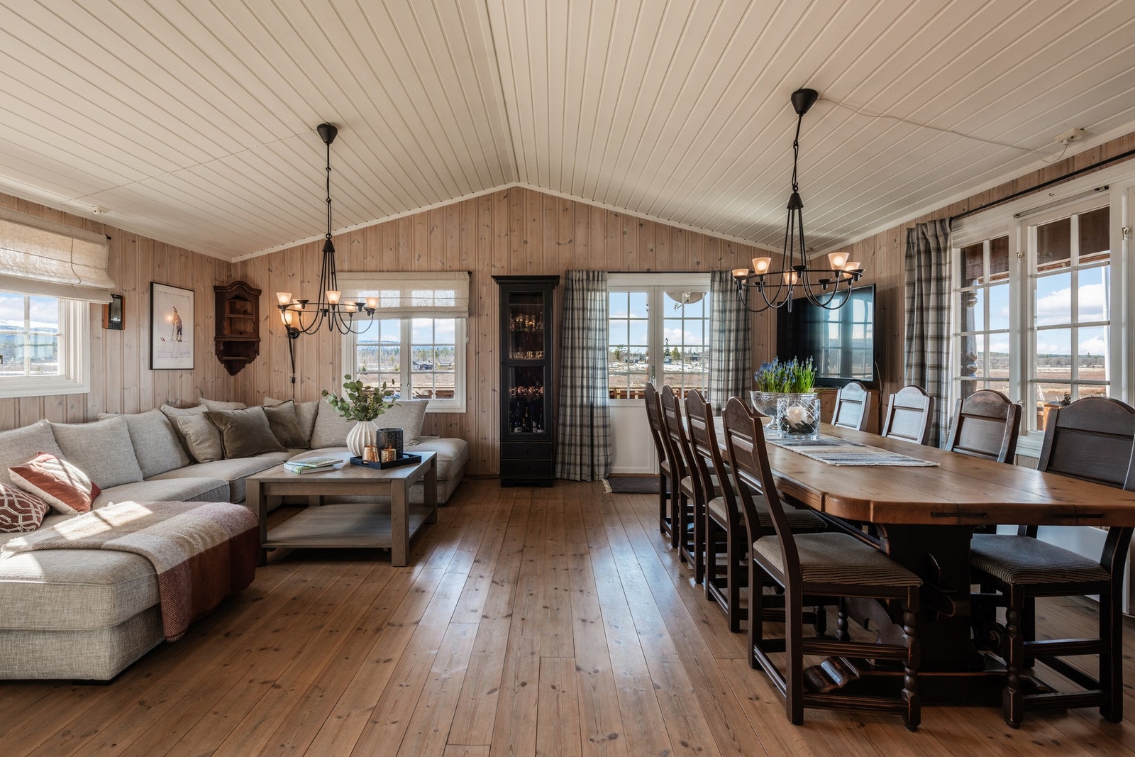 Herlig lysinnslipp og utsikt i alle kanter. Galleribilde