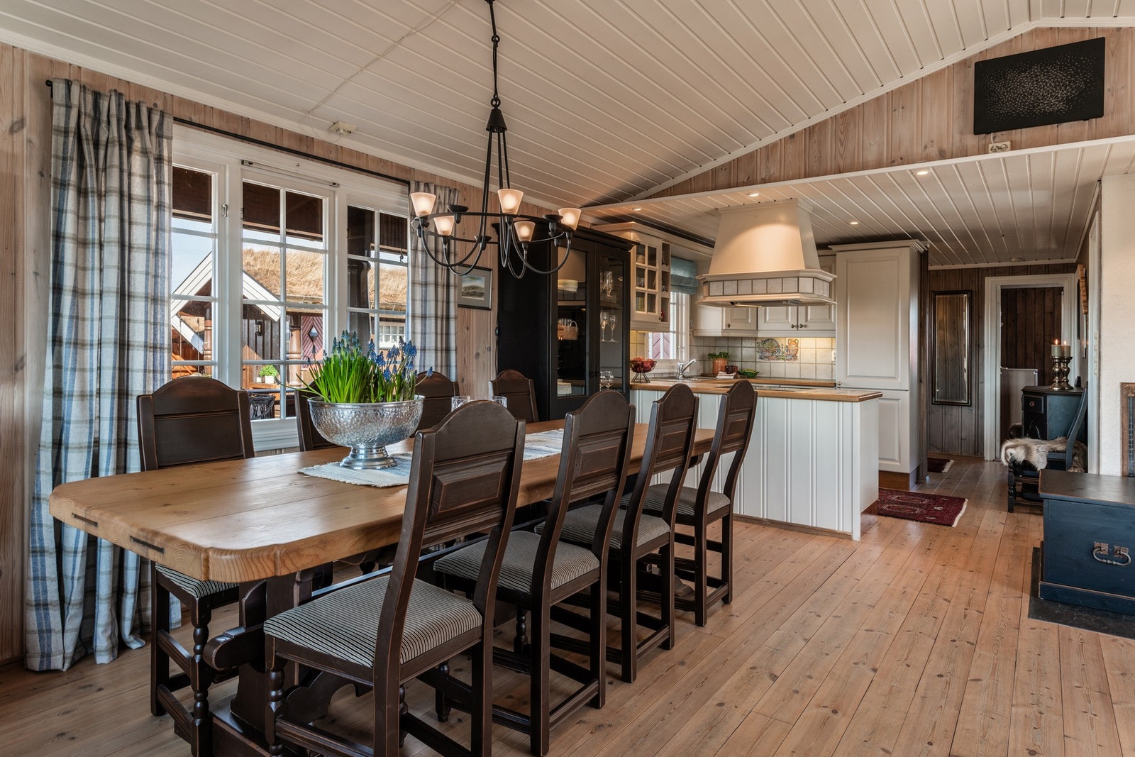 Den gode takhøyden bidrar til en romslig følelse. Galleribilde