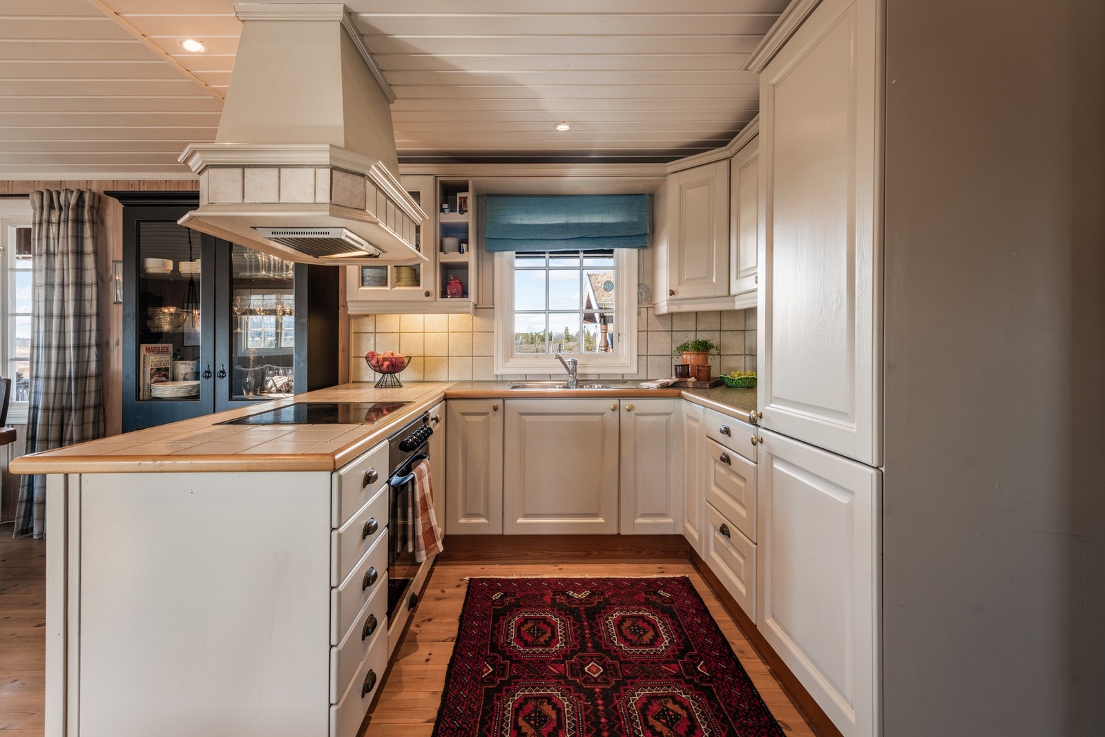 Kjøkkenet er utstyrt med integrerte hvitevarer. Galleribilde