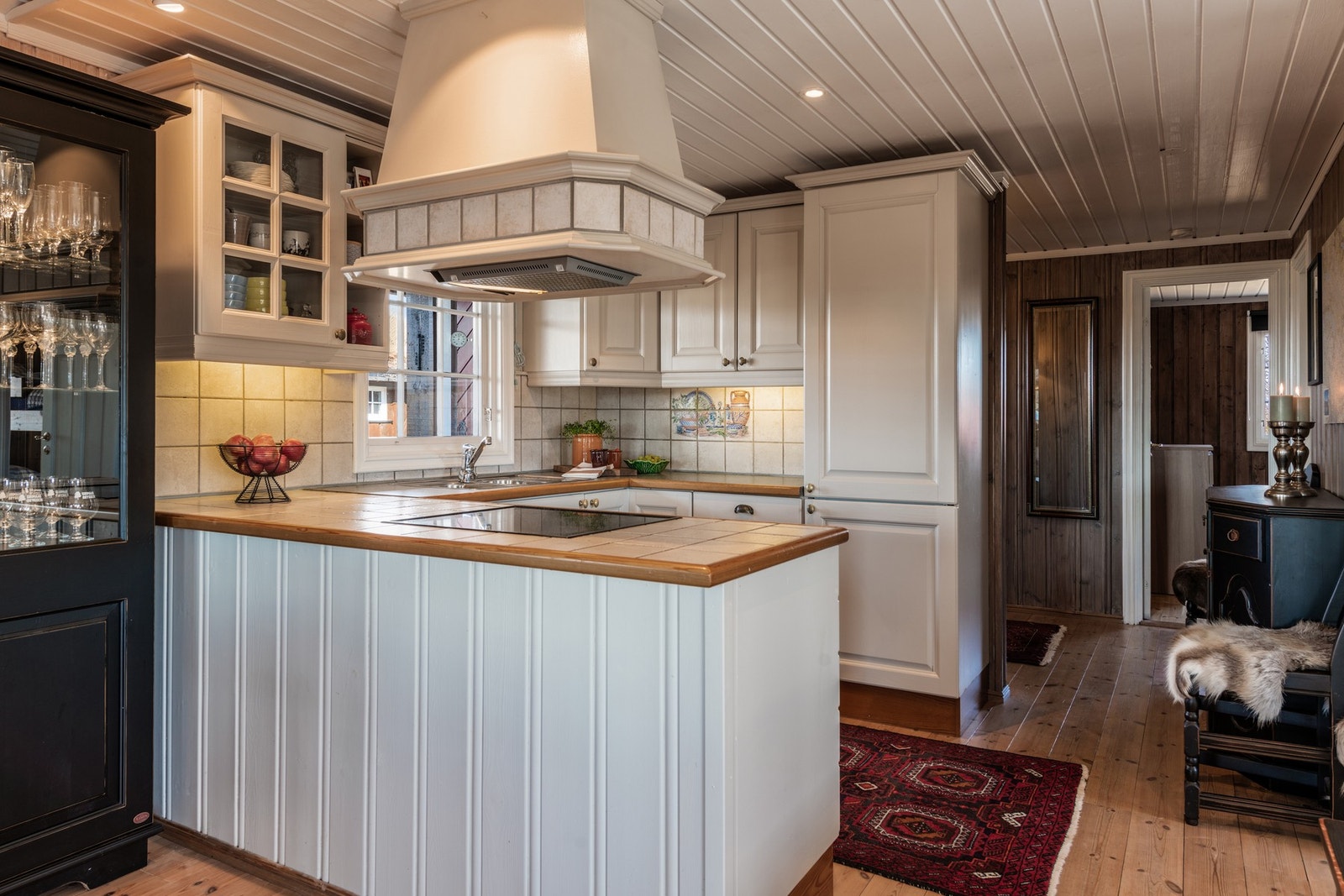 Kjøkkenet har lyse profilerte fronter. Galleribilde