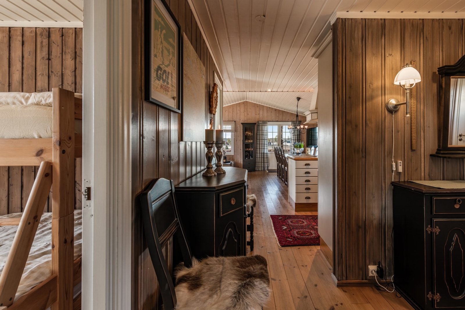 Videre inn fra gangen kommer man til åpen kjøkken/stue løsning. Galleribilde