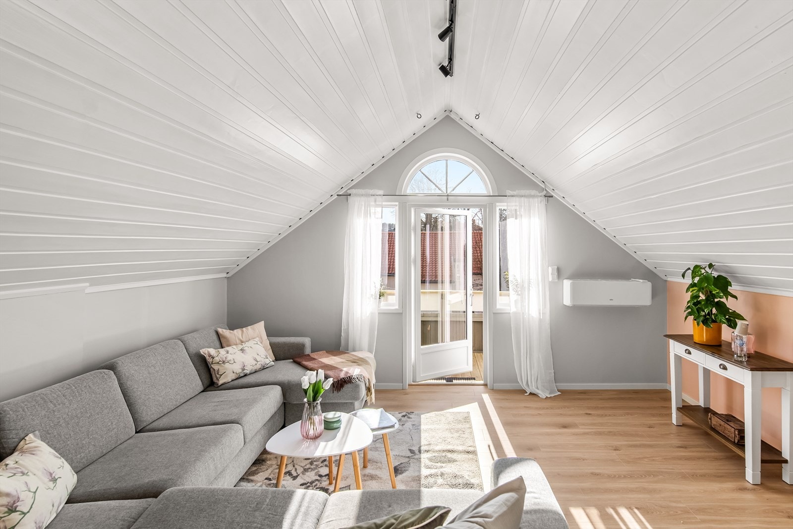 Fra stuen er det også utgang til den sydvestvendte balkongen med vending mot bakgården. Galleribilde