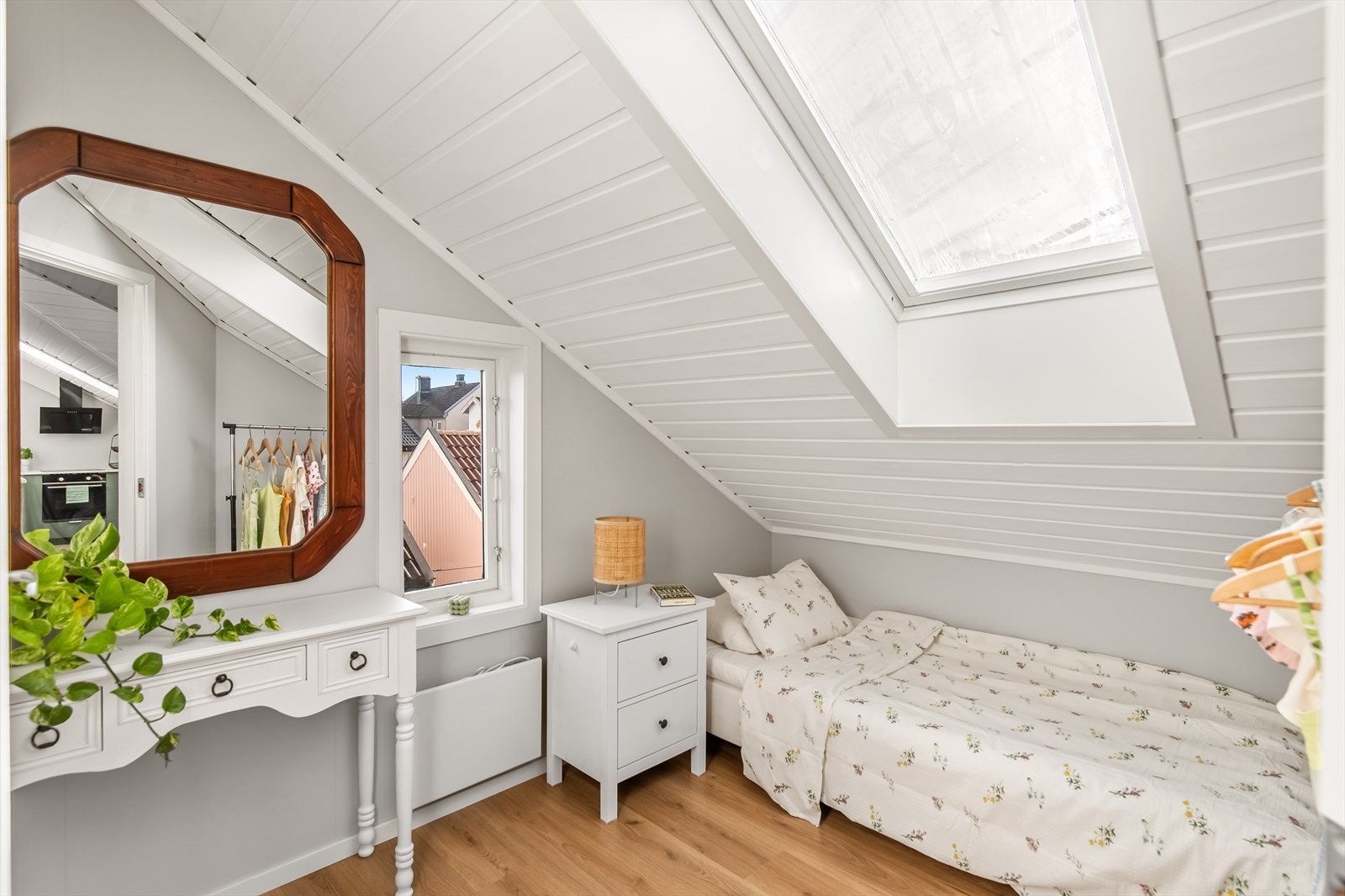 Soverom nr. 3 har også stort takvindu. Galleribilde