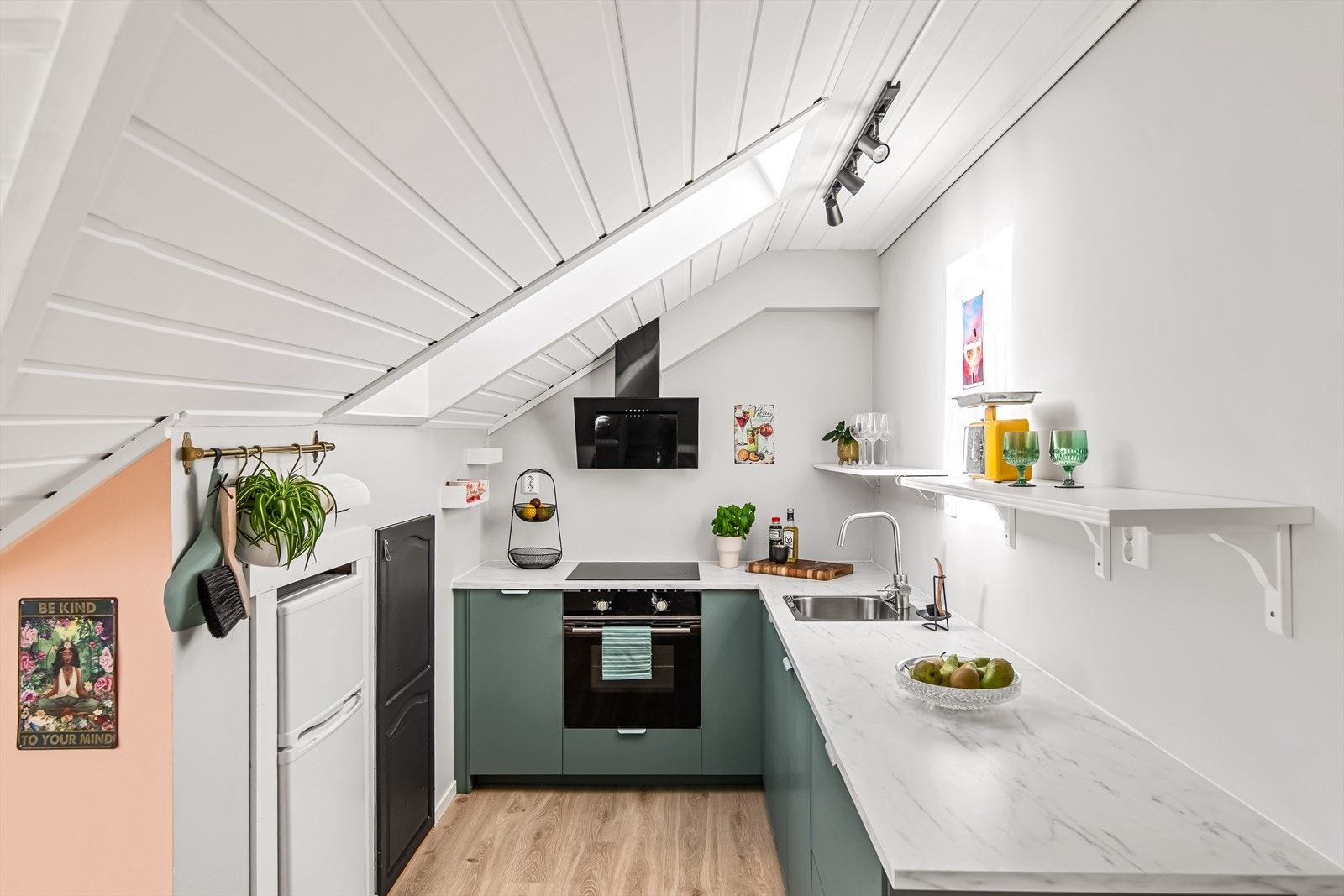 Kjøkkenet har en nyere og moderne innredning fra 2022 med slette fronter og laminat benkeplater med nedfelt vaskekum. Galleribilde