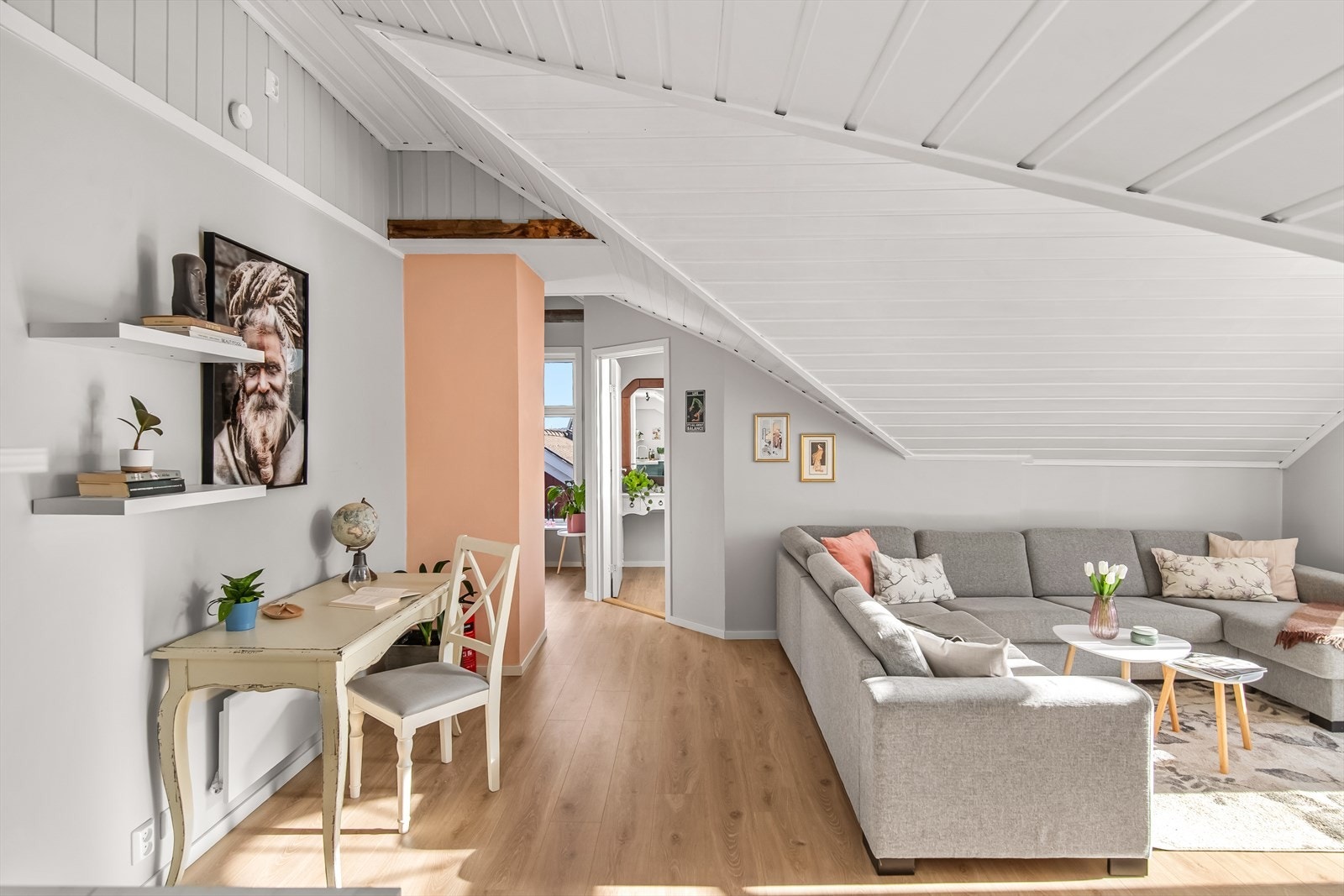 Stuen har god plass til stor sofaløsning med tilhørende møblement. Galleribilde