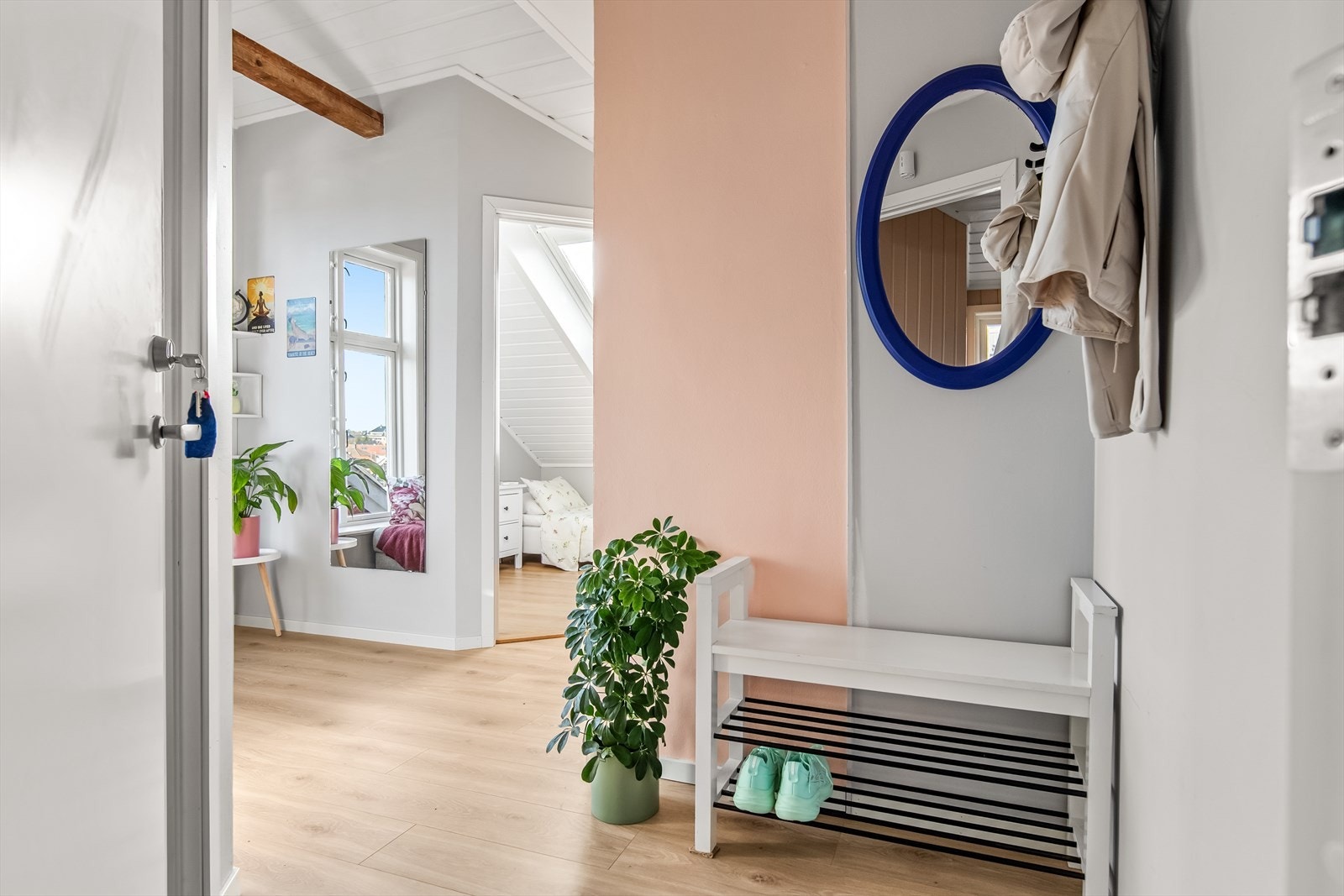 Via felles inngangsparti og trappeadkomst ønskes du velkommen inn i en lys og hyggelig gang. Galleribilde