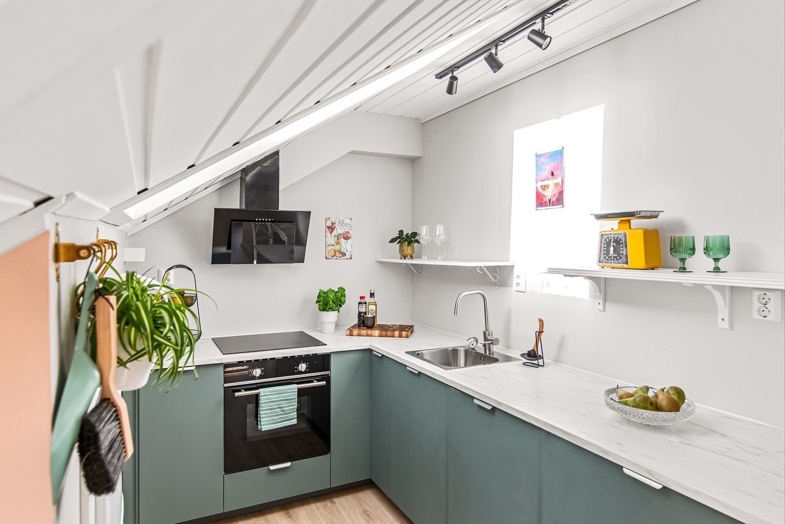 Det er integrerte hvitevarer som induksjonstopp, komfyr, oppvaskmaskin, samt kjøl- og fryseskap. Kjøkkenventilator med avtrekk ut. Galleribilde