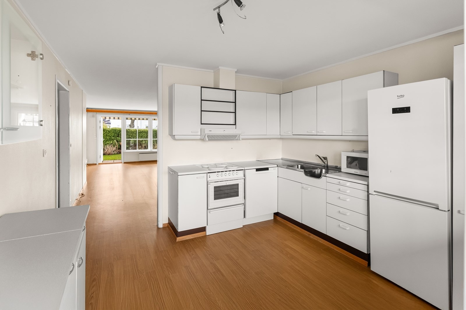 Kjøkkeninnredningen er fra byggeår med lyse fronter. Hvitevarer på kjøkken medfølger i handelen. Galleribilde