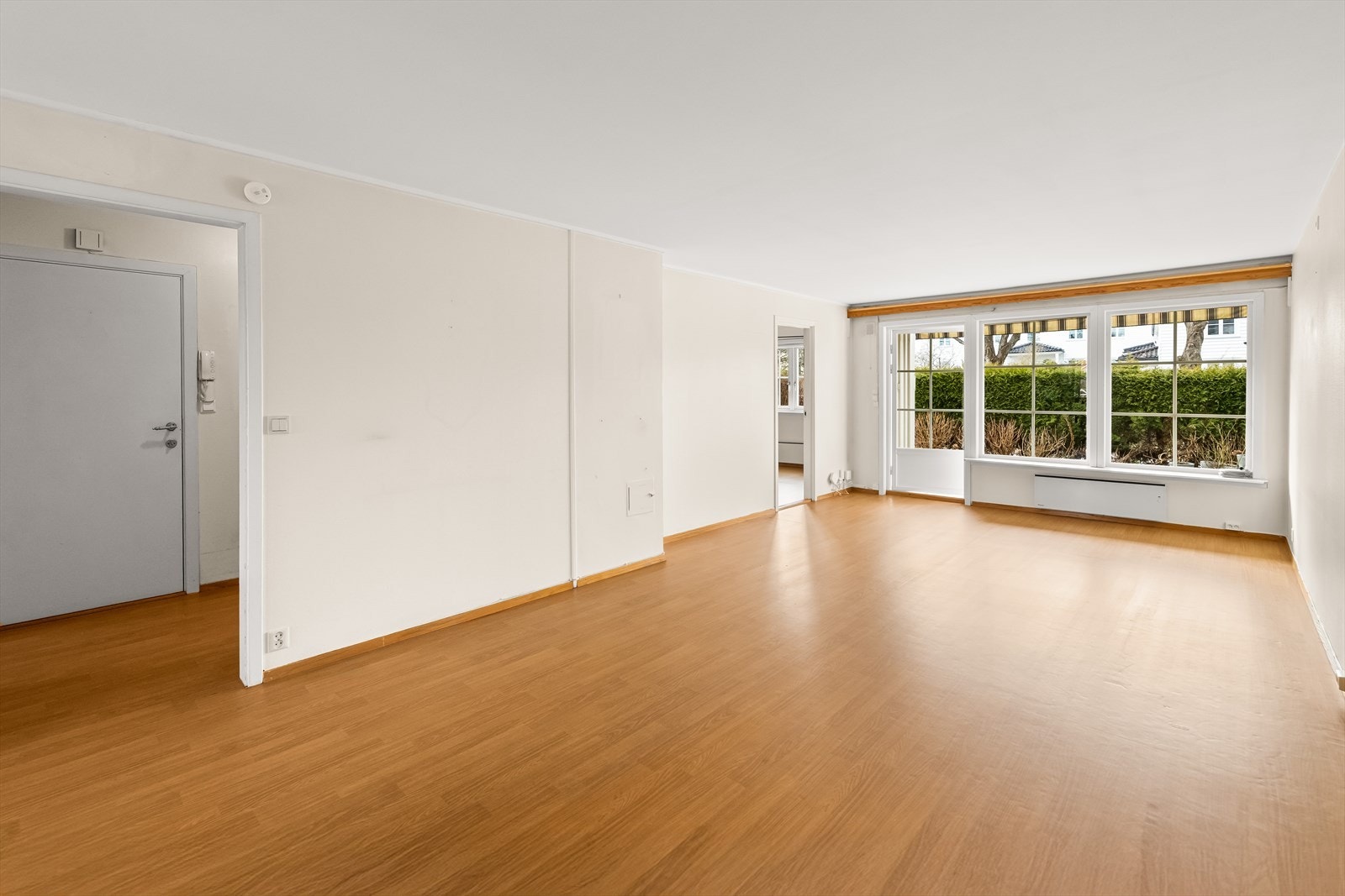 Stuen er av god størrelse og har godt med naturlig lys fra generøse vindusflater og terrassedør i enden. Galleribilde