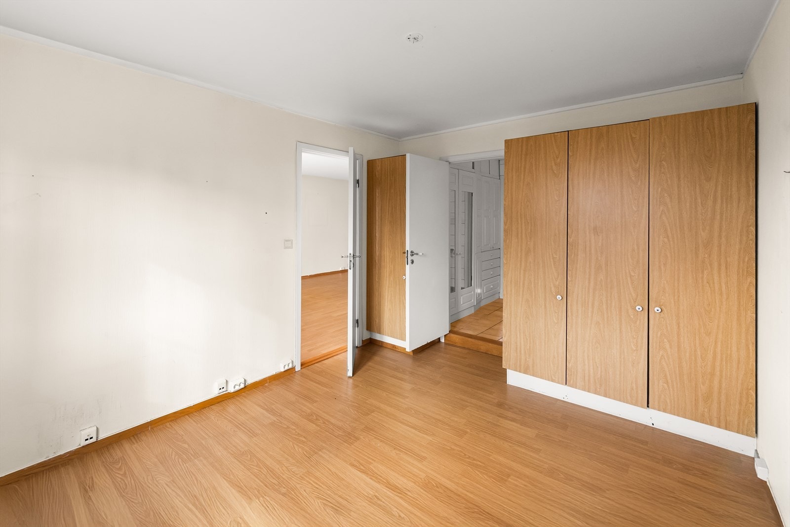 Det ene rommet er også utstyrt med garderobeløsning. Galleribilde