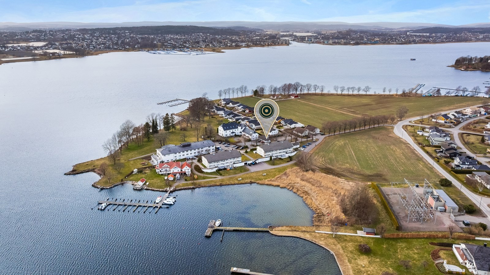 Eiendommen har en særdeles attraktiv beliggenhet i et veletablert og hyggelig boligområde med brygge og egen båtplass rett nedenfor. Galleribilde