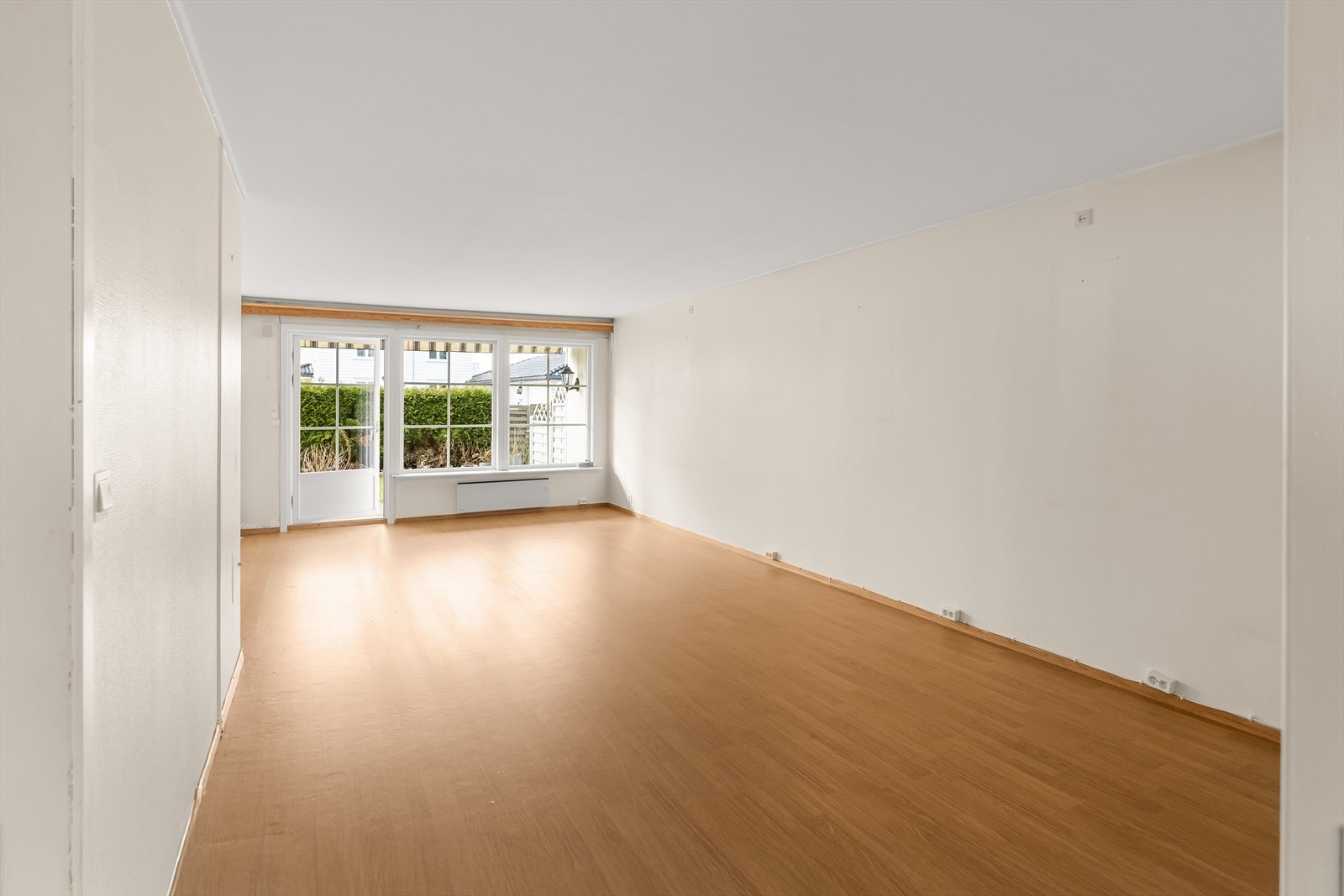 Stuen er av god størrelse og har god plass til ønskelig møblement som sofaløsning og spisestue. Galleribilde