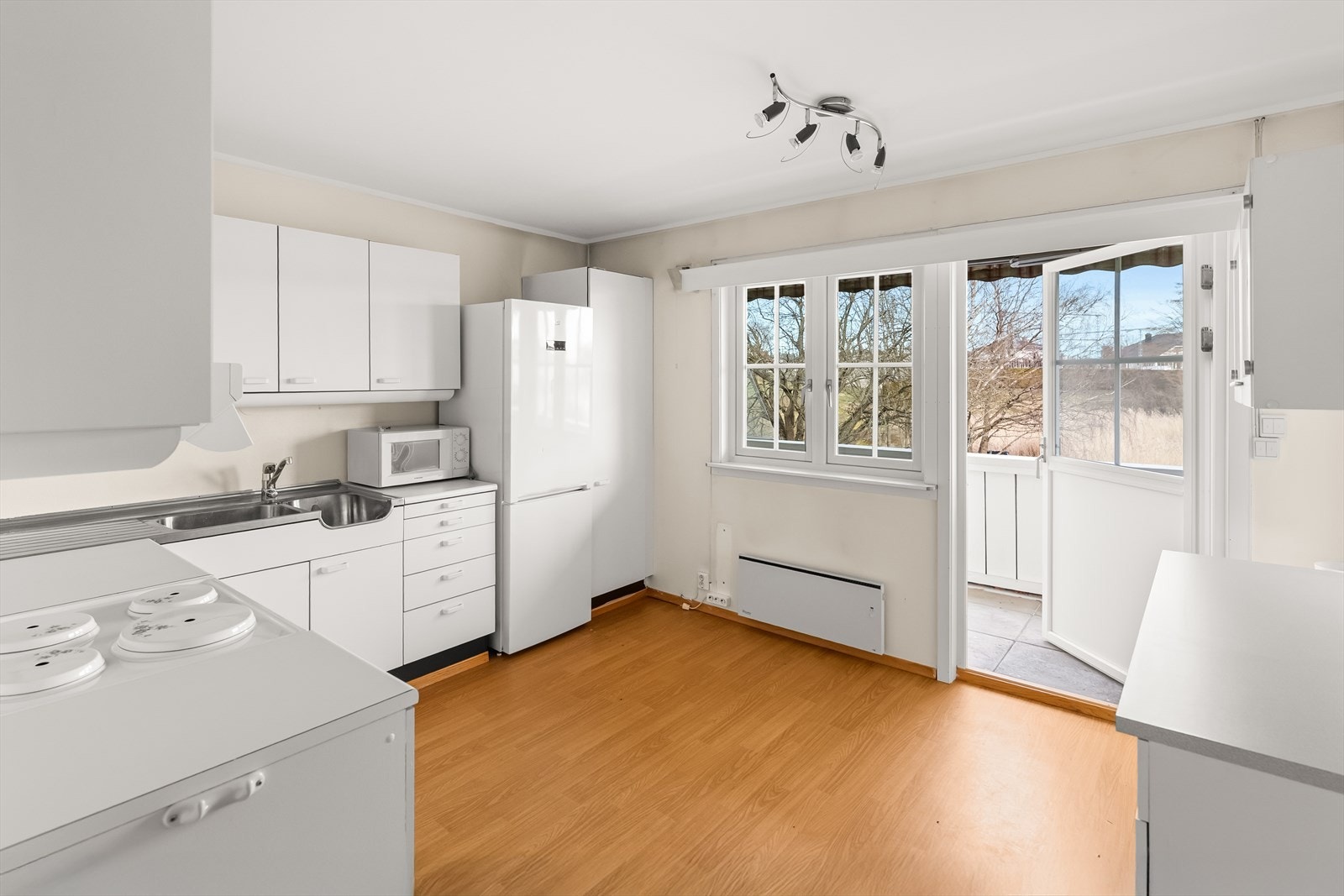 Kjøkkenet er praktisk plassert i egen sone og har egen utgang til takoverbygget balkong. Galleribilde