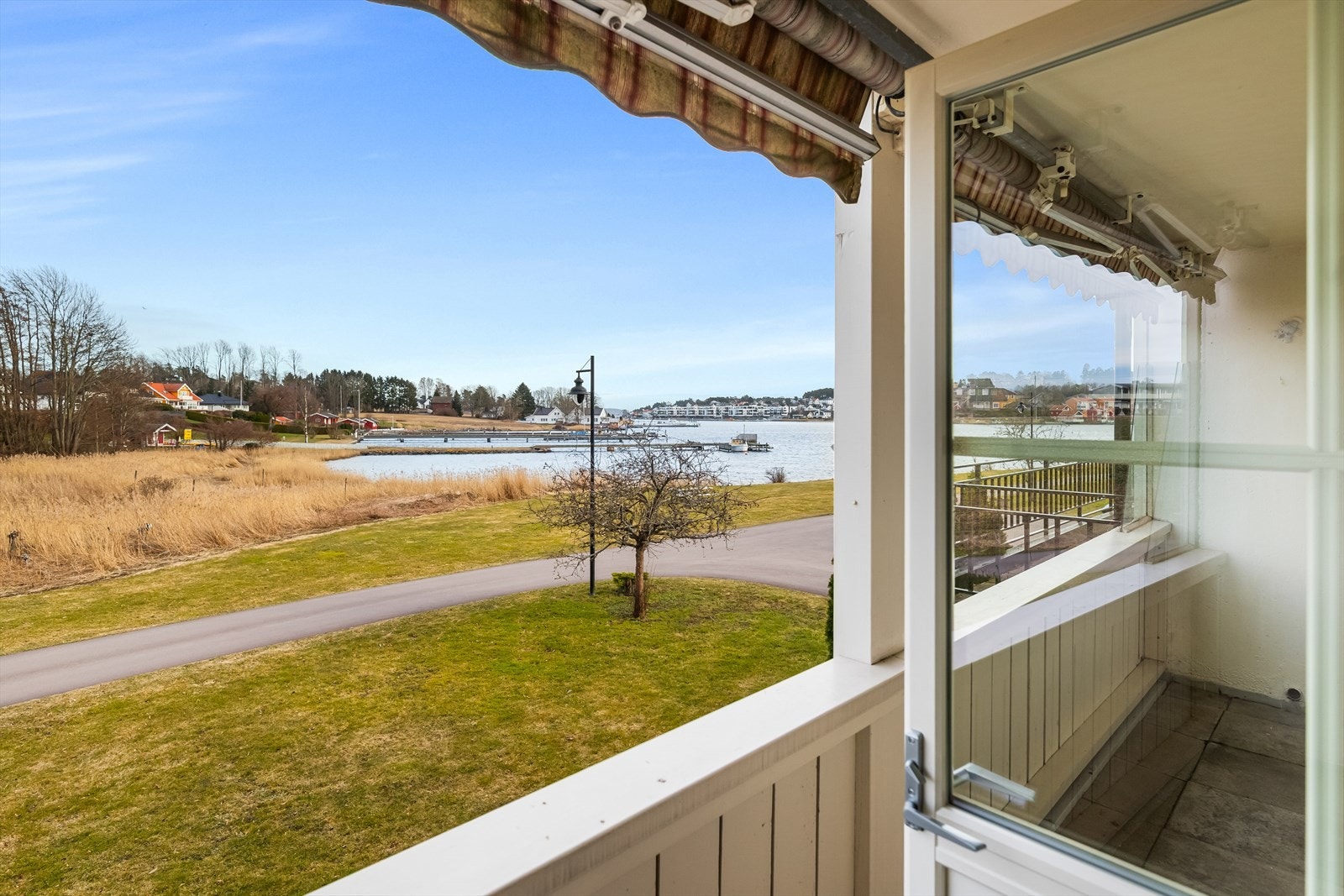 Boligens andre uteplass er overbygget ligger med adkomst fra kjøkkenet. Galleribilde