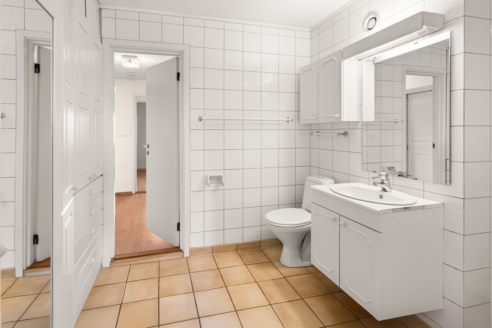 Av innredning er det sokkeltoalett, dusjnisje og servantinnredning. Videre er det opplegg for vaskemaskin i skapløsning og for øvrig godt med skapplass. Badet er eldre og må påberegnes totalrenovert. Galleribilde