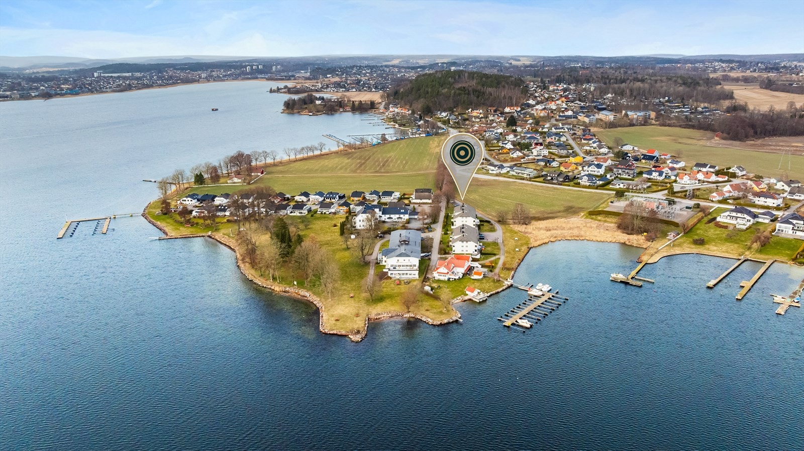 Eiendommen er tilgrensende et flott opparbeidet grønt parkareal langs sjøen. Galleribilde