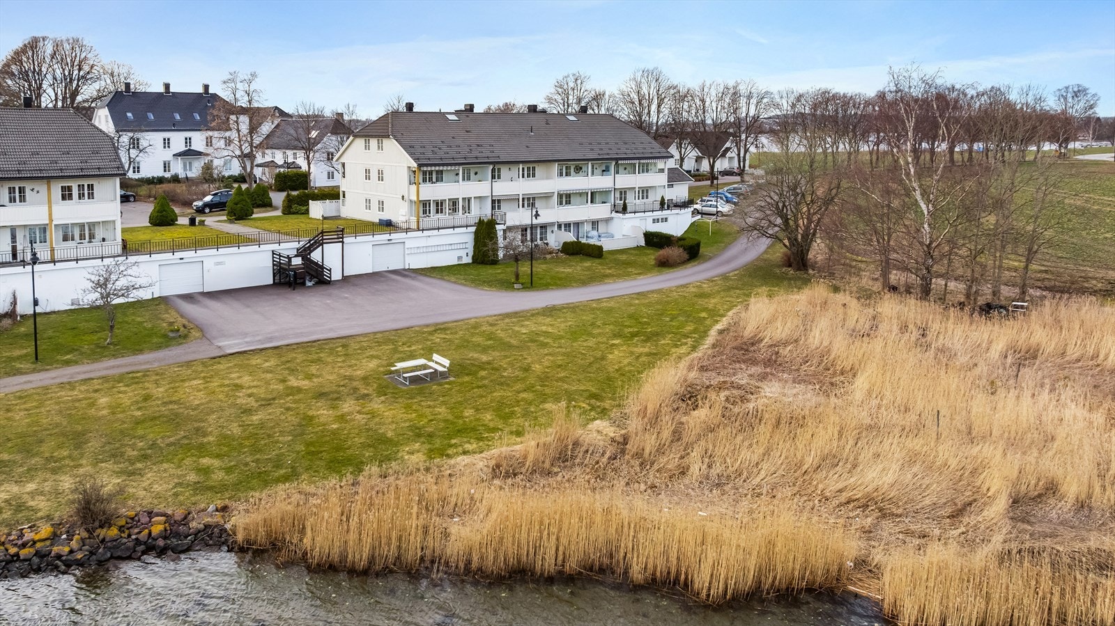 Det går for øvrig et stort strandbelte langs sjøen hvor det er fri ferdsel. Rett til båtplass i felles bryggeanlegg samt fine bademuligheter får du også, rett utenfor døren. Galleribilde