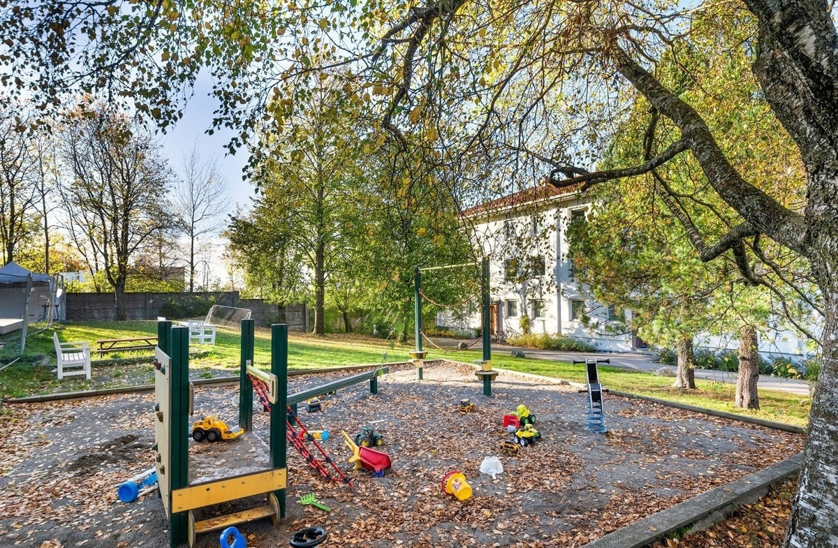 Lekeplass for de minste på borettslagets tomt. Galleribilde