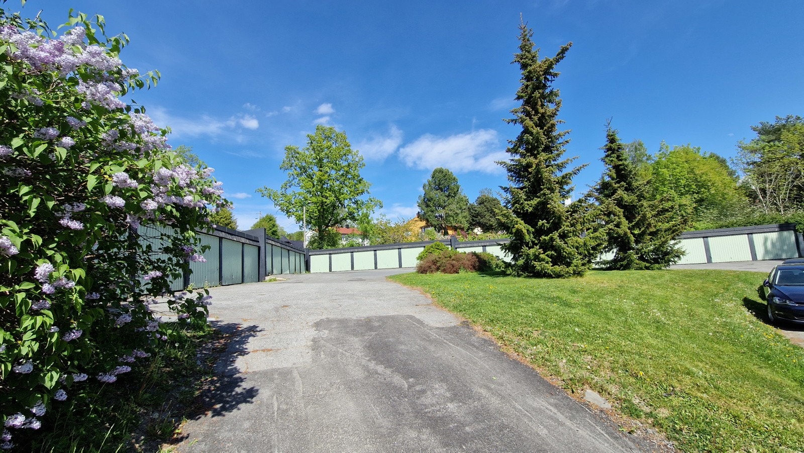 Mulighet for leie av garasjeplass etter ansiennitetsprinsippet (kr. 250/mnd i leie). Det er også 4 ladestasjoner ved garasjeanlegget. Galleribilde