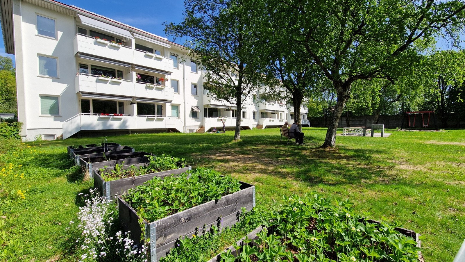 Uteområdene er store og det er luftig plass mellom blokkene. Det er satt ut grill, sittegrupper, dyrkekasser, samt etablert sykkelparkering og lekeplasser. Galleribilde