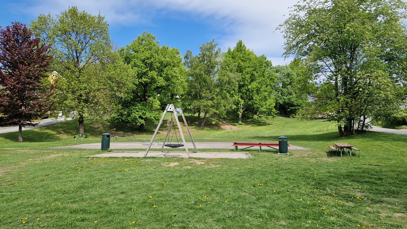 For deg som er glad i tur, er det tursti fra Rektorhaugen som leder til Hundejordet, Damefallet og Nordmarka. Her: bilde fra en flott sommerdag i Damefallet. Galleribilde