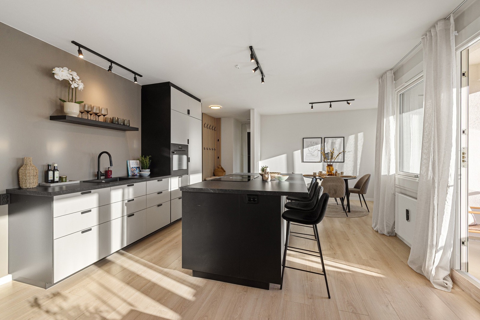 Nytt og innholdsrikt kjøkken med stor kjøkkenøy. Galleribilde