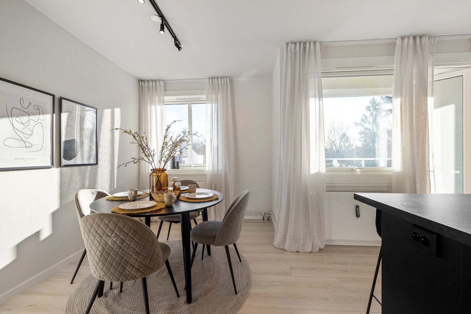 Romslig og god spiseplass - plass til langbord også! Galleribilde