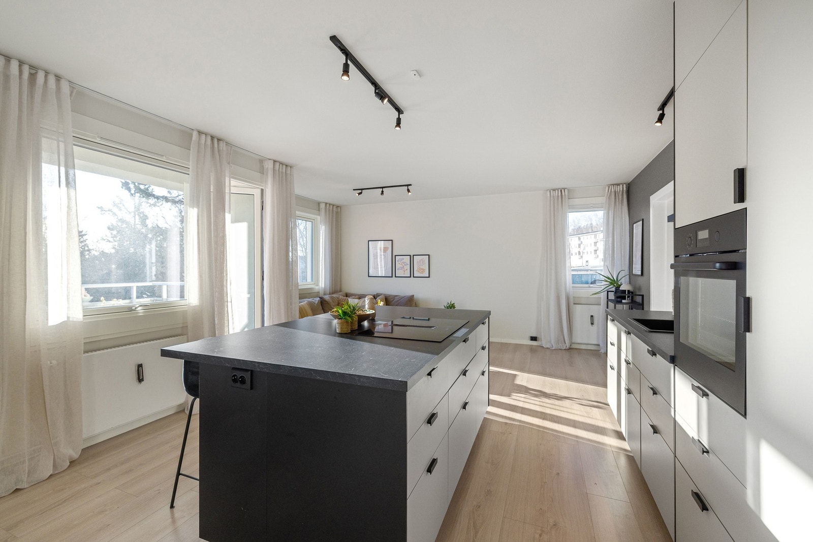 Den store kjøkkenøya gir rikelig med arbeidsflate og lagringsplass, samt ekstra sittemuligheter - perfekt for uformelle måltider. Galleribilde