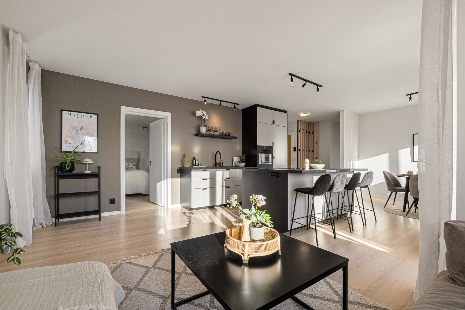 Topp- og endeleilighet med vinduer på tre sider. Galleribilde