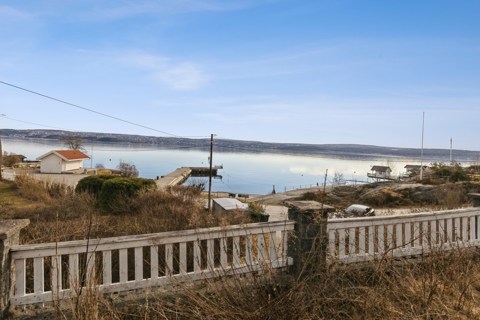 Hellviktangen har et vakkert friområde med badestrand, svaberg og store gressletter Galleribilde
