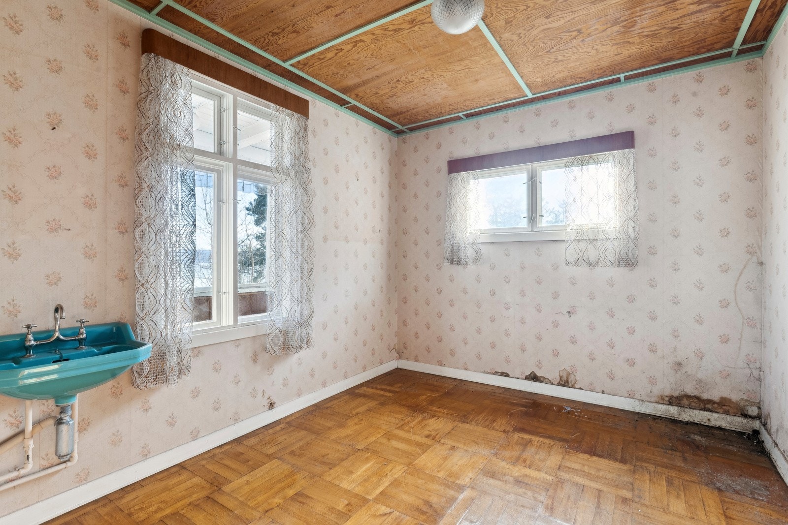 Soverom med vask. Galleribilde